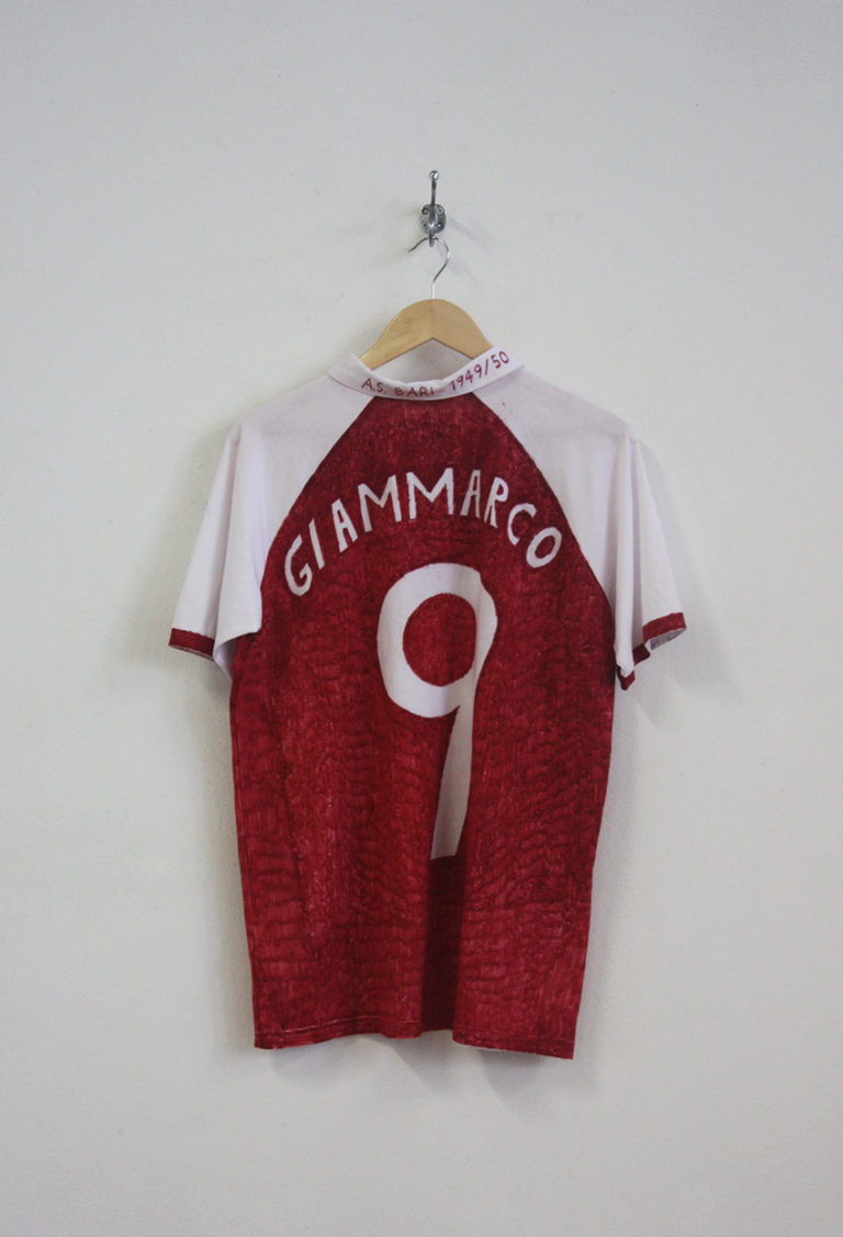 The t-shirt worn by Thomas during the escape: Paolo Giammarco, A.S. Bari, 1949-1950